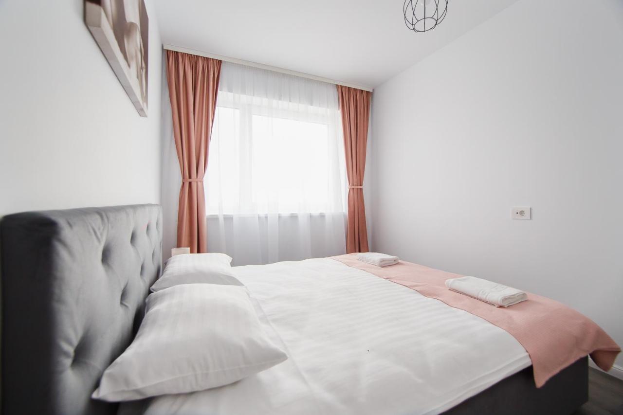 Trio Pink Apartment Oradea Exterior photo